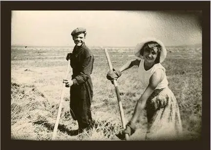 На целине с трактористом Колей Гарднером 1962 г Продукты нам привозили из - фото 1