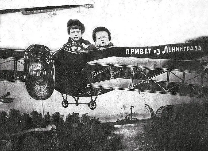 Братьяавиаторы Владимир слева и я 1935 г В Васкелово мы жили в двух - фото 2