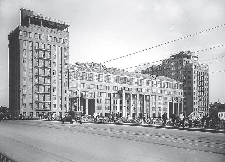 Вид с моста Вид со стороны Кремля Вид со стороны храма Христа Спасителя - фото 30