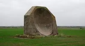 располагался либо в фокусе зеркала либо под землей в камере в этом случае - фото 136