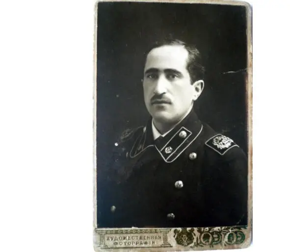 Вениамин Генин в военно медицинской форме Но девушка соглашается не сразу Ей - фото 3