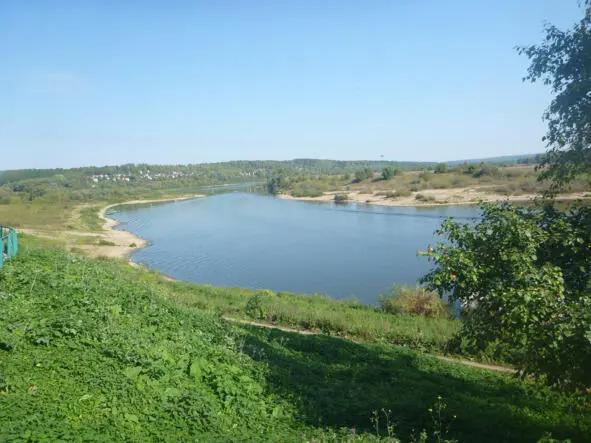 На берегу реки Таруски Несмотря на то что городок совсем небольшой он хорошо - фото 1