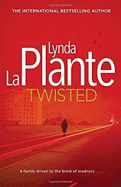 Lynda La Plante Twisted обложка книги