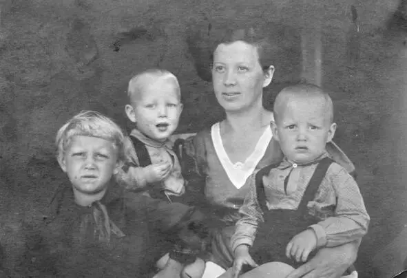 Сучан ныне Партизанск Приморского края Мама вместе с нами В 1927 году в - фото 8