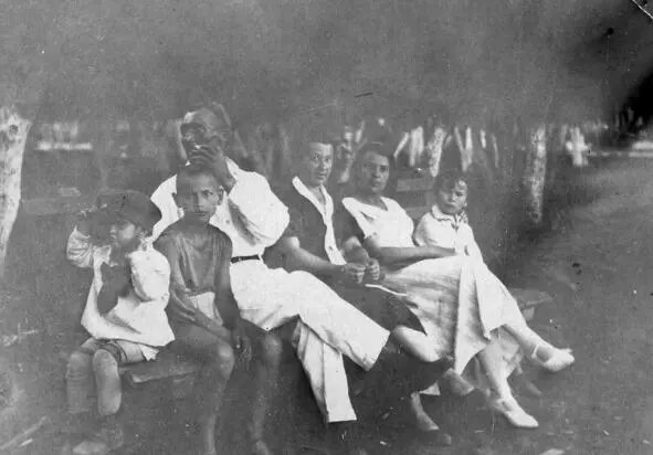 Город Гродеково 1935 год второй слева я рядом отец мама и соседка В 1933 - фото 10