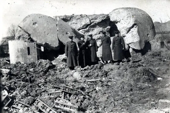 Советские офицеры позируют на фоне карельской скульптуры Апрель 1940 г - фото 25
