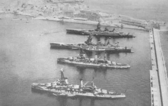 В ночь на 3 июля 1940 г английские подразделения захватывают стоящие в - фото 43