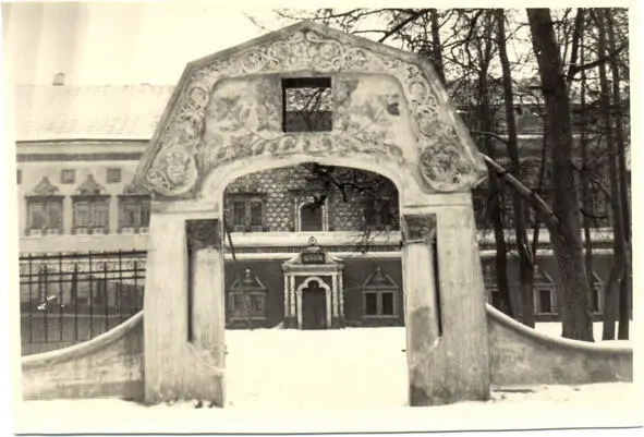 Рис 1 Вход в историческое здание Московской Духовной Академии Церковный - фото 1