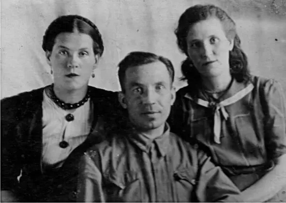 Георгий с сестрами Тамарой слева и Марией справа 1930 г Отец Филимонов - фото 3