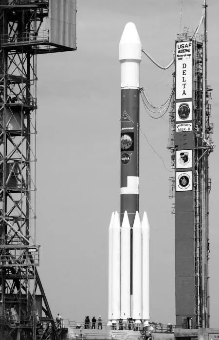 Ракетаноситель Дельта2 на стартовом столе SLC17А На кадрах которые - фото 5