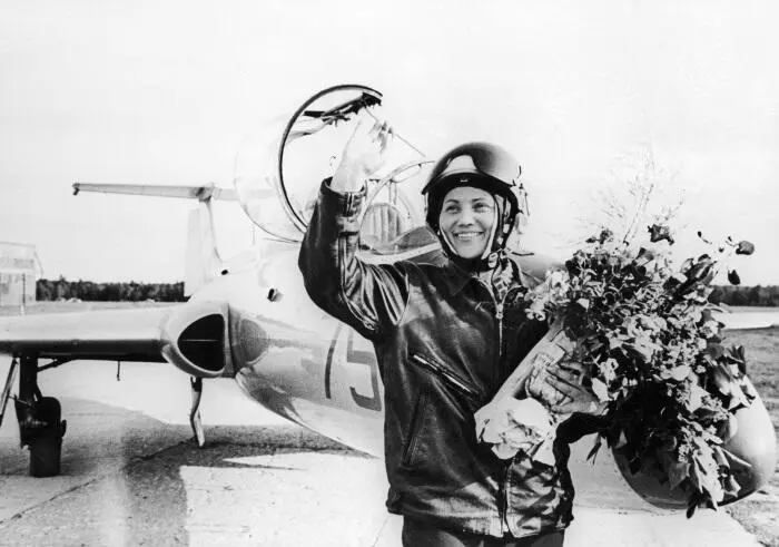 Марина Лаврентьевна Попович летчикиспытатель 1го класса заслуженный мастер - фото 22