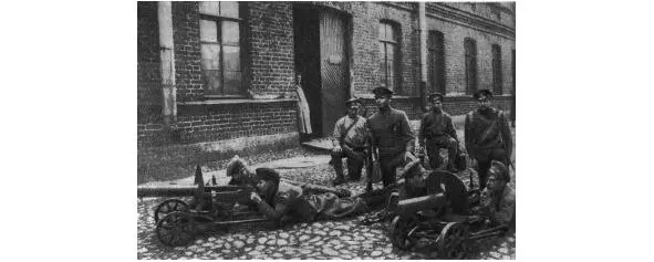 Обучение красноармейцев пулеметной стрельбе Петроград Март 1918 г - фото 7