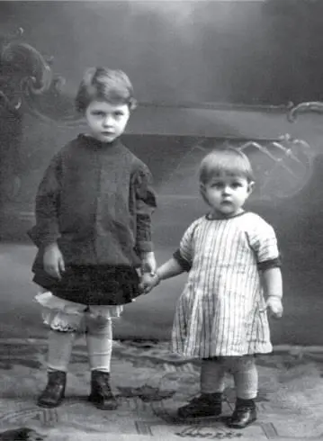 1910е гг Соня и Ляля Демидовы после смерти матери Детская книга сестер - фото 12