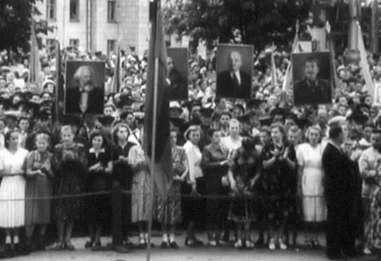 Минчане на митинге во время открытия обелиска Победы 4 июля 1954 г Кадр из - фото 5