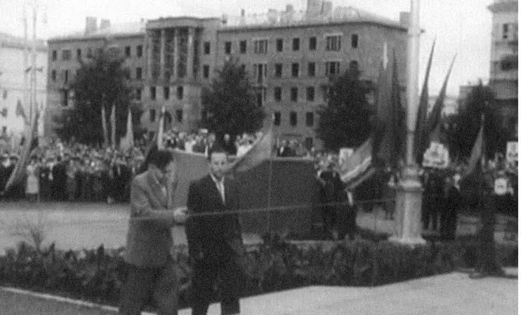 Первый секретарь Минского горкома партии И Д Варвашеня разрезает ленточку во - фото 7