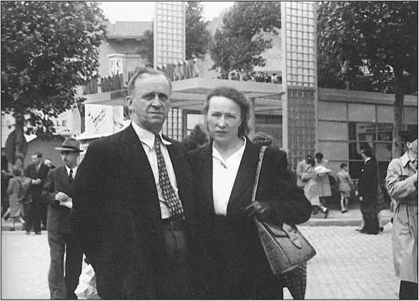 Вера Васильевна и Михаил Михайлович 1947 г Жертвой репрессий стал муж сестры - фото 5