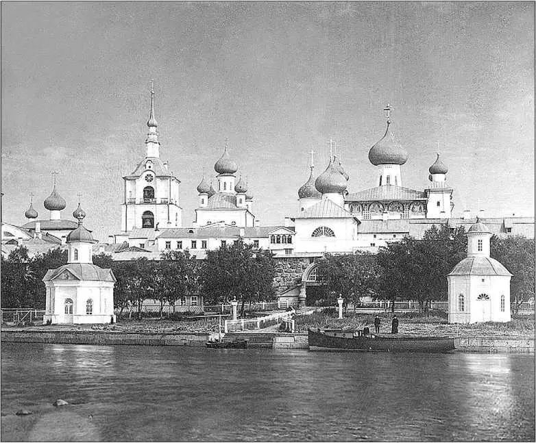 Соловецкий монастырь Слева направо Успенский собор колокольня Никольская - фото 3