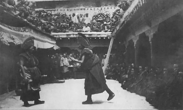 Монахи в монастыре ПалкхорЧод Джангдзе 1930 Первые западные - фото 3