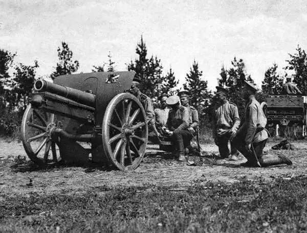 Русские артиллеристы готовят 48лин гаубицу Круппа обр 1909 г к бою орудие - фото 7