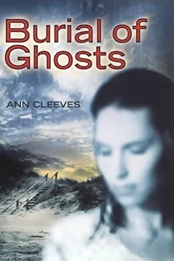 Ann Cleeves Burial of Ghosts обложка книги