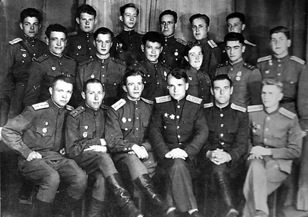 Офицеры IV дивизиона 1945 г Август сентябрь октябрь наступали и дошли до - фото 5