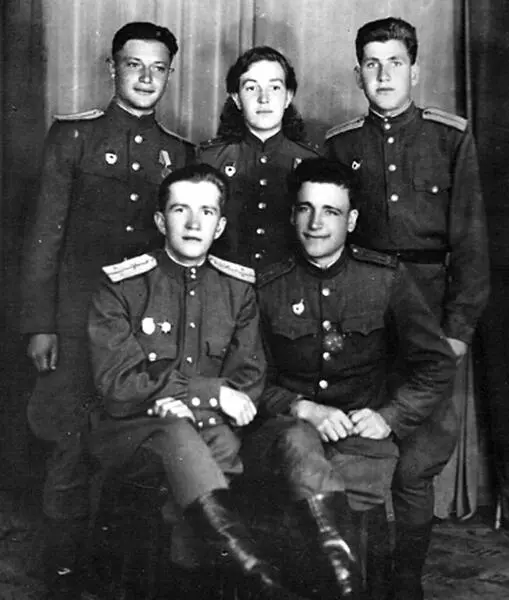 Верхний ряд Ефим Пивник фельдшер Мария Кутырь Федор Клец Нижний ряд - фото 7