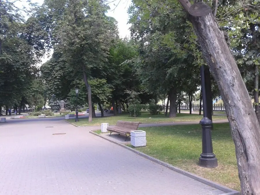 В детстве когда мне было лет пятьшесть меня часто водили гулять в сквер но - фото 26
