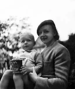 С мамой 1941 г Наверное кроме китайцев Тоже неизвестно Может быть и - фото 3