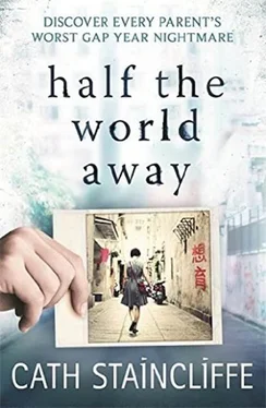 Cath Staincliffe Half the World Away обложка книги