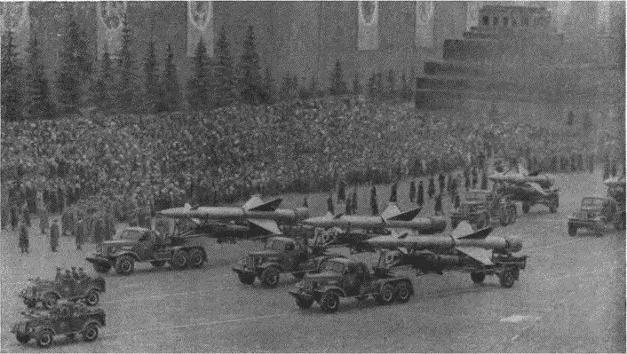 На Красной площади в Москве проходят на военном параде зенитные ракеты Новые - фото 33
