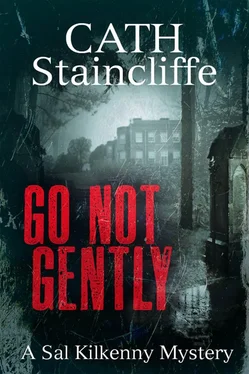 Cath Staincliffe Go Not Gently обложка книги