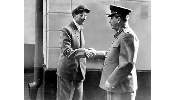 Михаил Суслов и Иосиф Сталин 1949 г М Суслов 1902 1982 член Политбюро - фото 12
