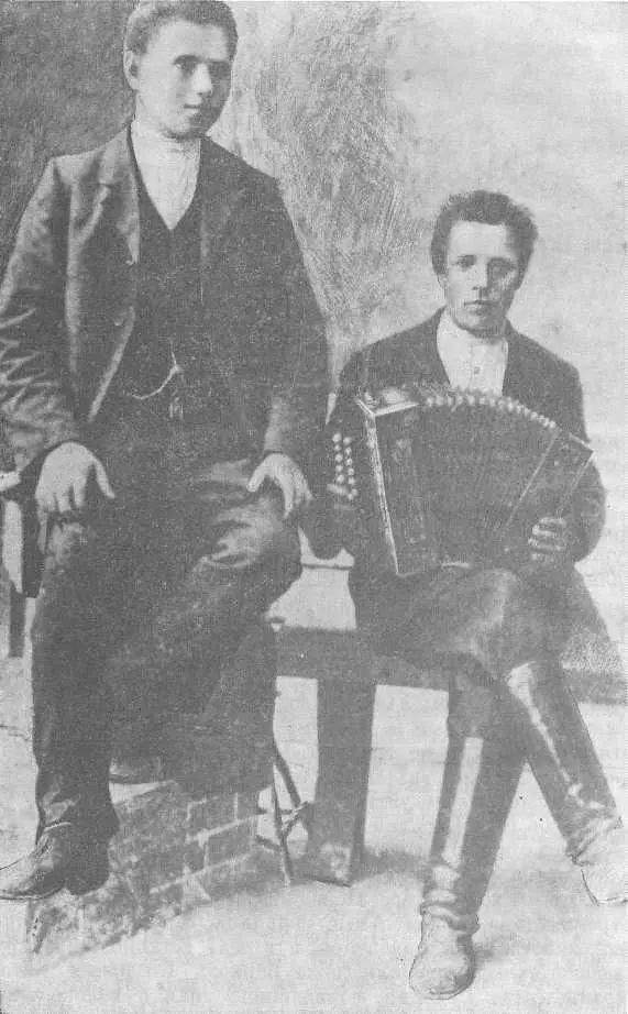 Василий Чапаев слева в Сызрани фото 1906 г Отец Чапаевых Иван - фото 7