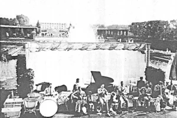 Летом 1932 года на выставке GRUGA в Эссене Четвертый слева Ади Рознер Фото - фото 18