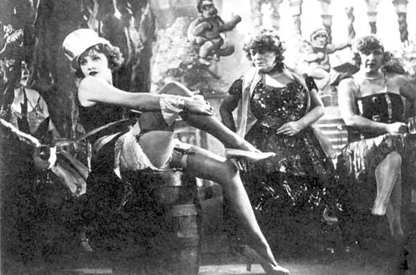 Марлен Дитрих в фильме Голубой ангел Весной 1930 года на экраны вышел - фото 19