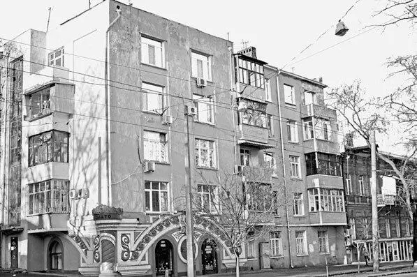 Конструктивистский дом рядом с домом где жил А М Ляпунов Римские бюсты на - фото 82
