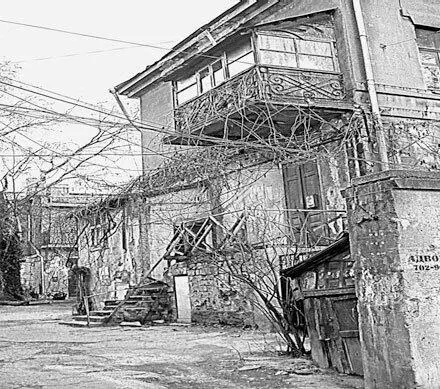 Дворик в переулке Ляпунова Кирпичный дом и тылы книгохранилища в переулке - фото 86