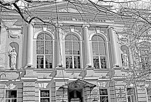 Скульптуры на фасаде Коммерческого училища Политехнический институт в здании - фото 155