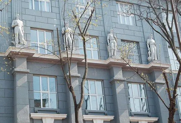 Скульптуры на Главном корпусе Холодильного института Рыбаки тянущие сеть - фото 173