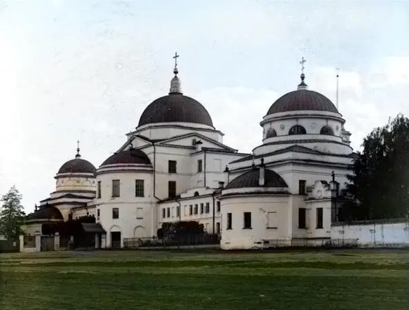 НовоТихвинский монастырь Екатеринбурга на кладбище которого в детстве Наркиз - фото 1