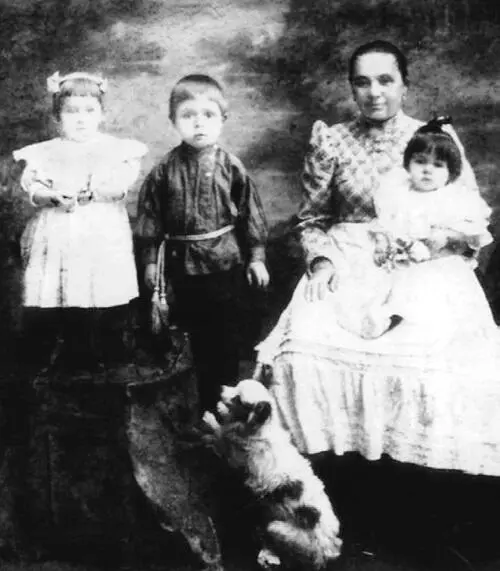 Дети Козины Наталия Надежда Вадим Муза на руках у няни 1910 Все мы - фото 17