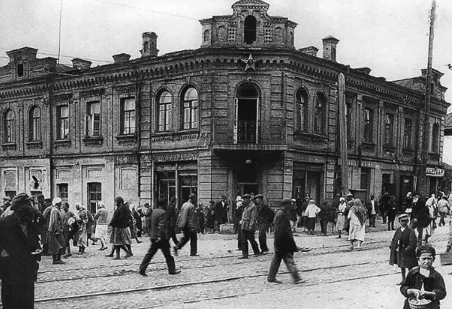Евбаз Конец 1920х Может быть малец в углу кадра это маленький Боря - фото 6