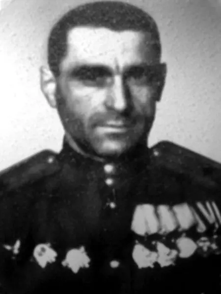 Отец Марк Львович Левин 1945 год Раз в две недели мы ходили в военкомат на - фото 9