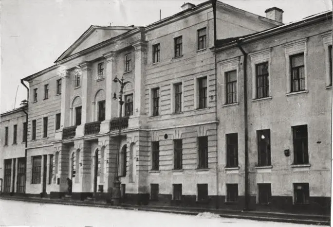 Первое помещение киношколы у пл Моссовета Здание киношколы на Тверской 34 - фото 2