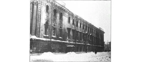 Сгоревшее здание окружного суда Войска переходят на сторону восставших - фото 5