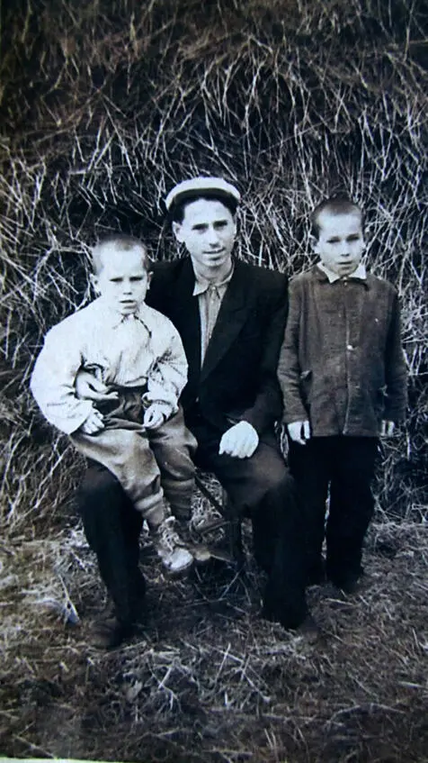 На фотоснимке 7 ноября 1956 года старший брат Владимир студент 4го курса - фото 3