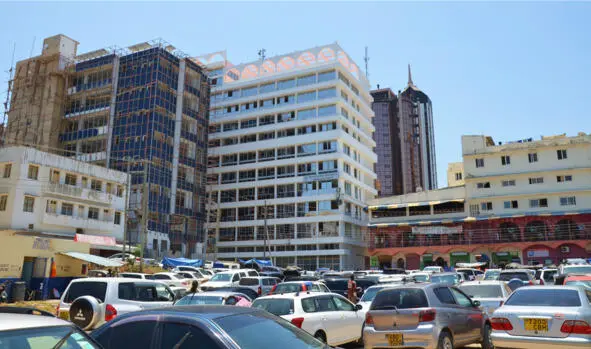 Найроби Покружившись слегка вокруг собственной оси выбралась на Accra Road и - фото 1