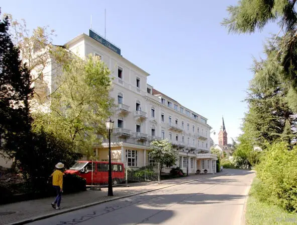 Вид внутреннего двора гостиницы куда выходили балкон и окно номера Чеховых - фото 12