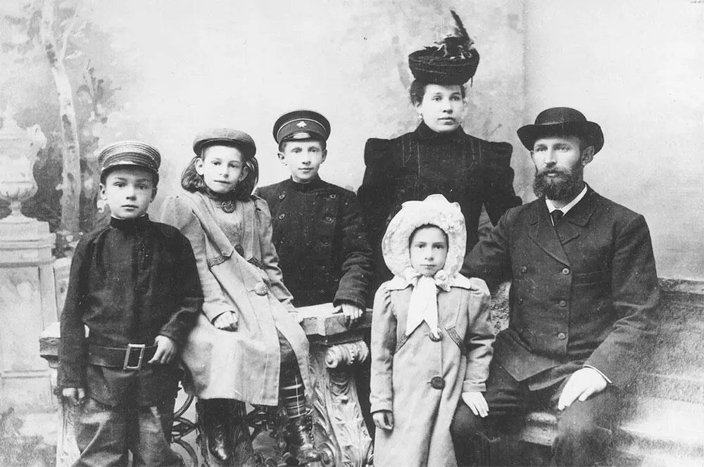Семья Формозовых фотография 1900х гг Слева направо Александр Нина - фото 1