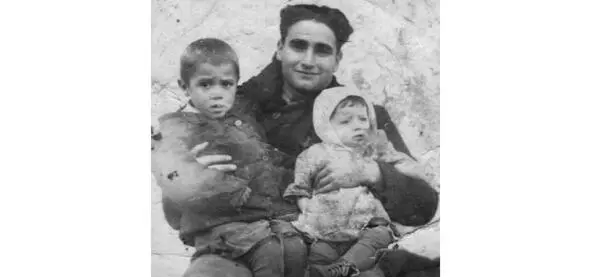 Я сестрёнка Галя и брат отца дядя Гриша Единственная фотка до высылки в - фото 2